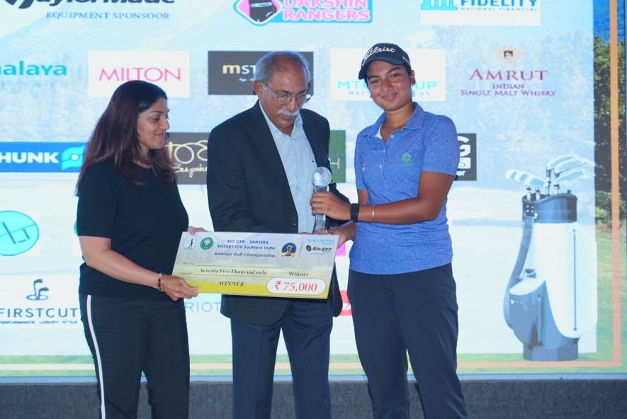 Keya Kumar Badugu receives a trophy and winner cheque at the Southern India Golf Championship presentation.