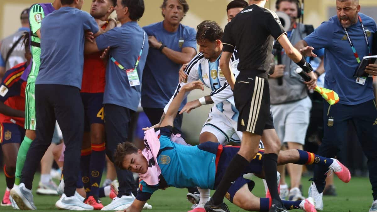 Leandro Paredes and Spanish players involved in ugly post-match incident following Spain's title triumph | WATCH