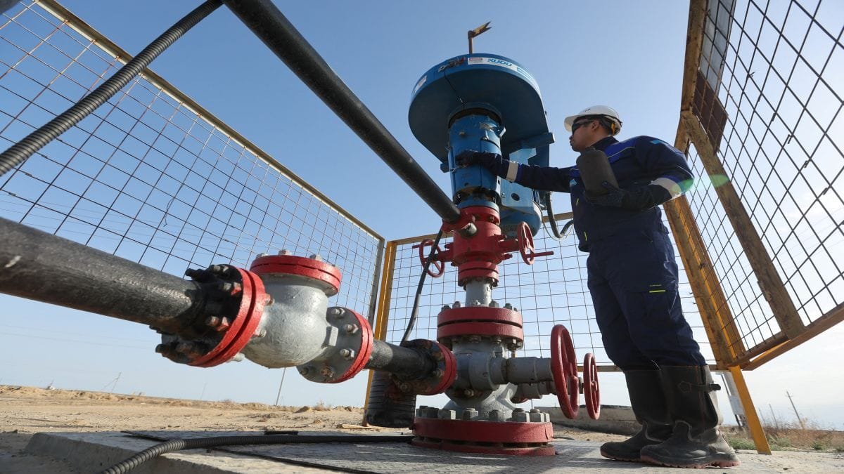 US reimposes Iran oil sanctions after Hormuz attacks, putting crude markets on edge
