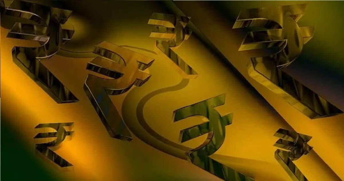 Rupee hits day’s low against US dollar, recovers on RBI support