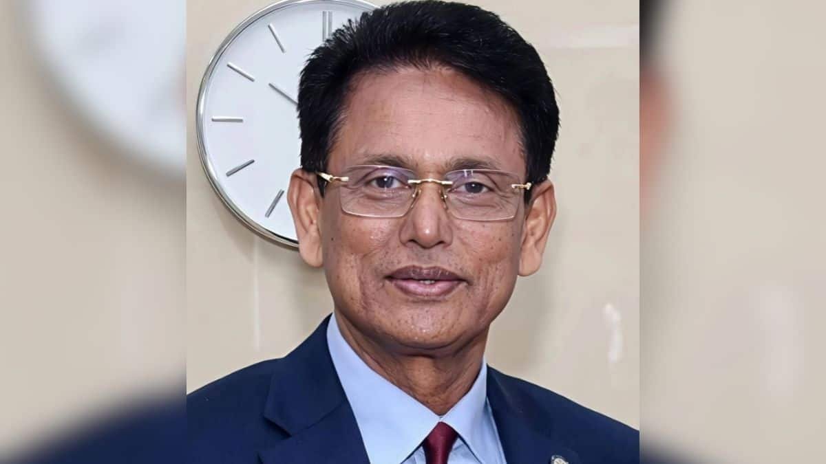 Why are Bangladesh's students demanding the education minister's resignation?