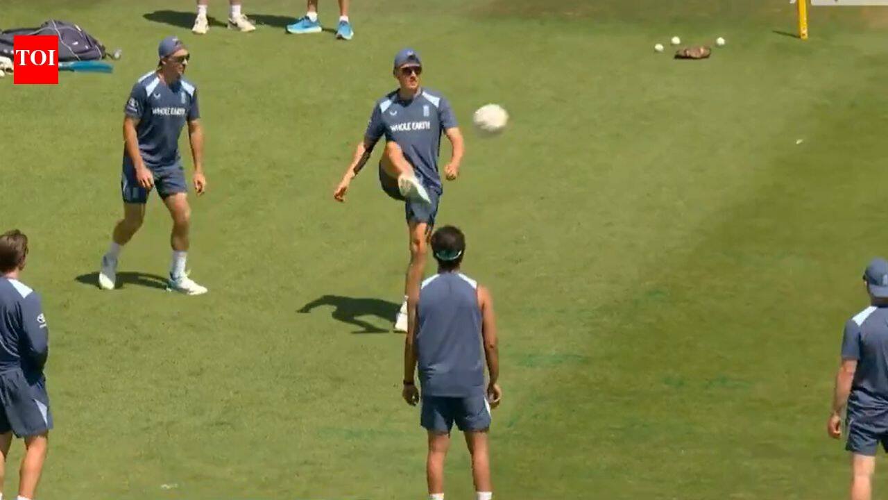 As India remain stuck in traffic, England players enjoy football - Watch