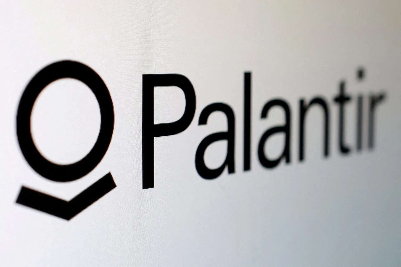 Palantir shares fall 4% as AI software stocks come under pressure