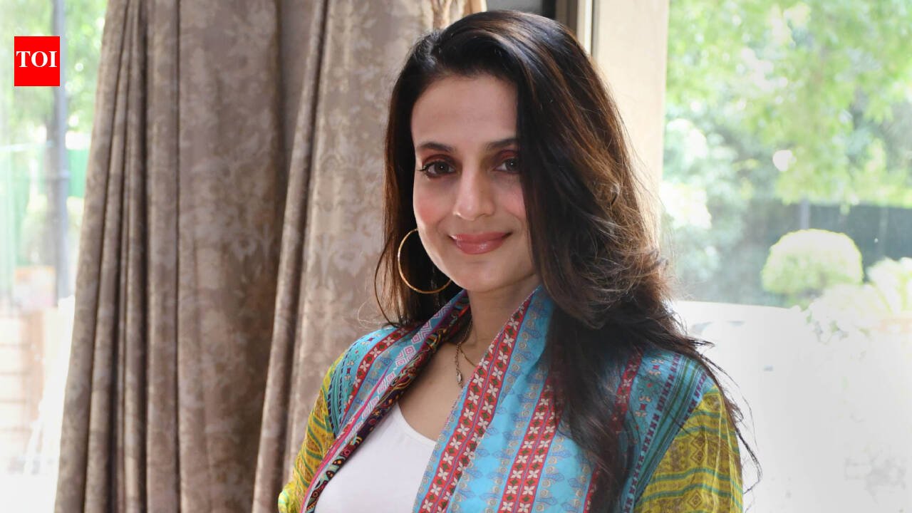 Ameesha Patel QUESTIONS female stars' BIG ENTOURAGES