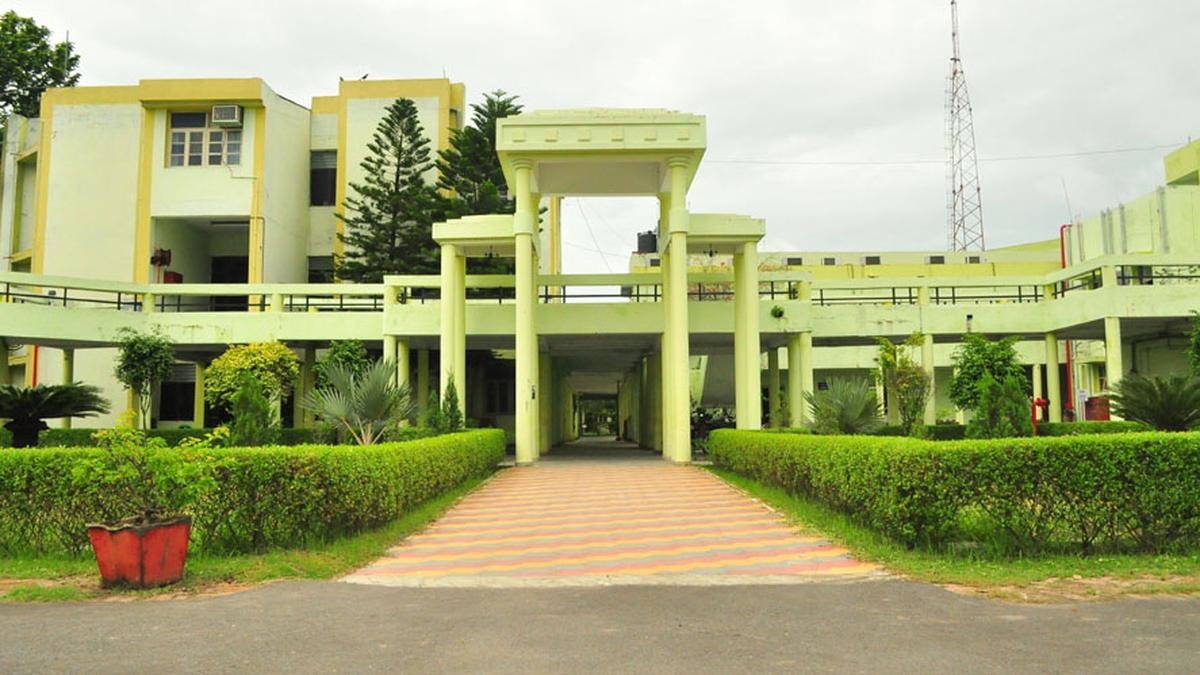 Students, right-wing consumer group members clash on SRFTI campus in Kolkata