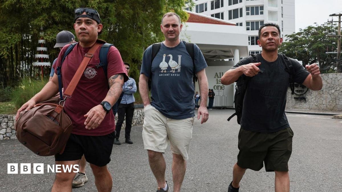 US sailors go shopping before hitting the bars in Thailand after 250-day voyage