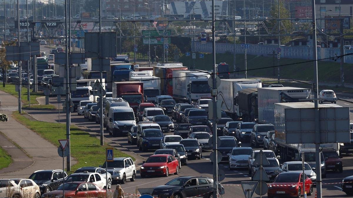 Russian aerial strikes snarl traffic on three Kyiv bridges in a new disruption tactic