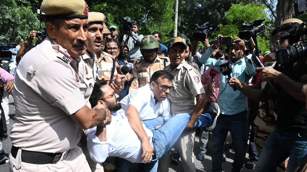 Heavy police deployment, barricades restrict entry to Jantar Mantar; several protesters detained