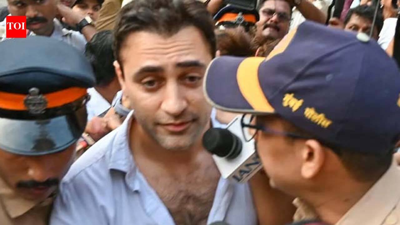 Imran Khan to move to High Court to challenge the notice to leave India by October 28