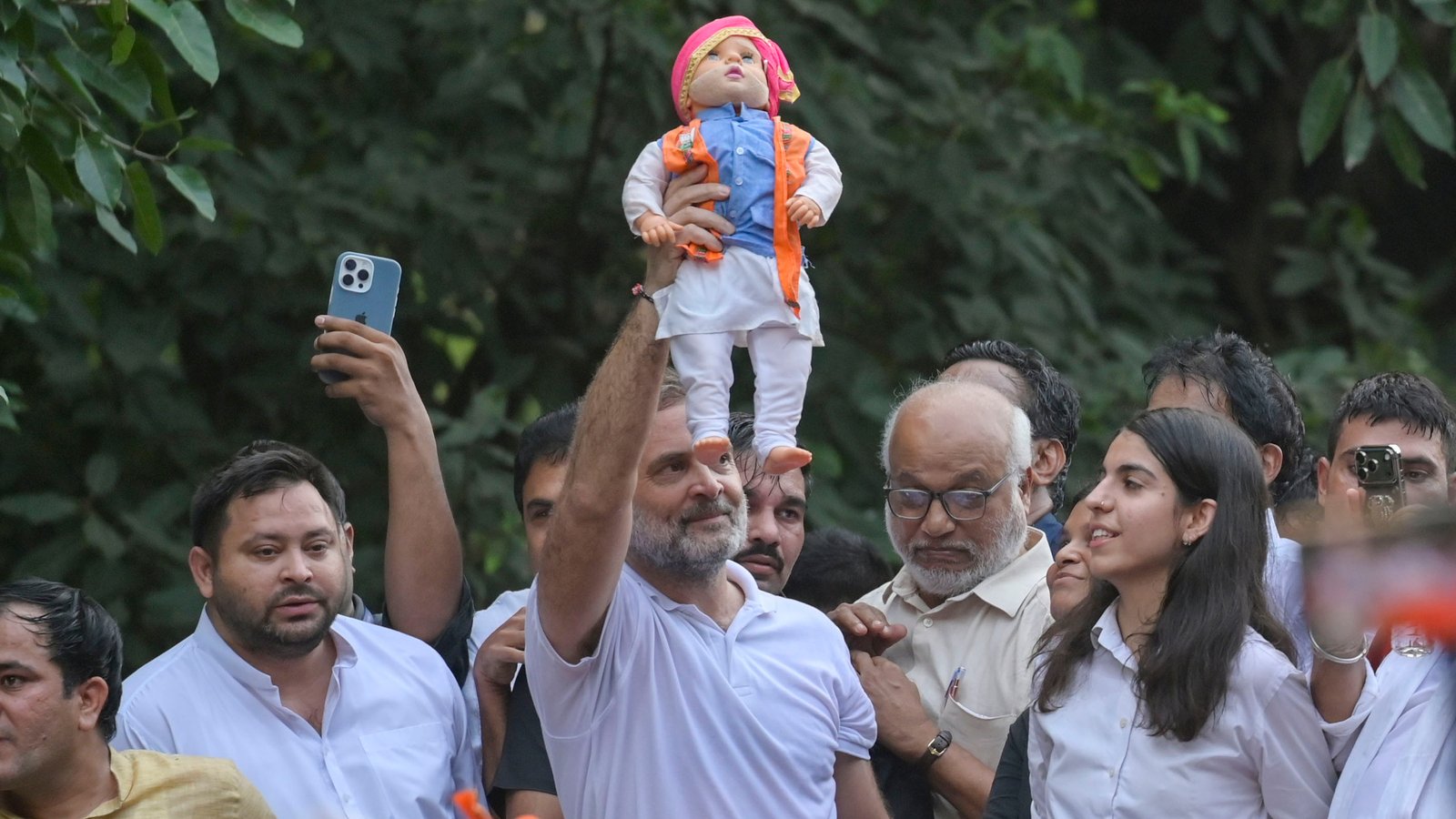 Supreme Court issues notice to EC, poll commissioners on Rahul Gandhi's plea for probe into 'irregularities'