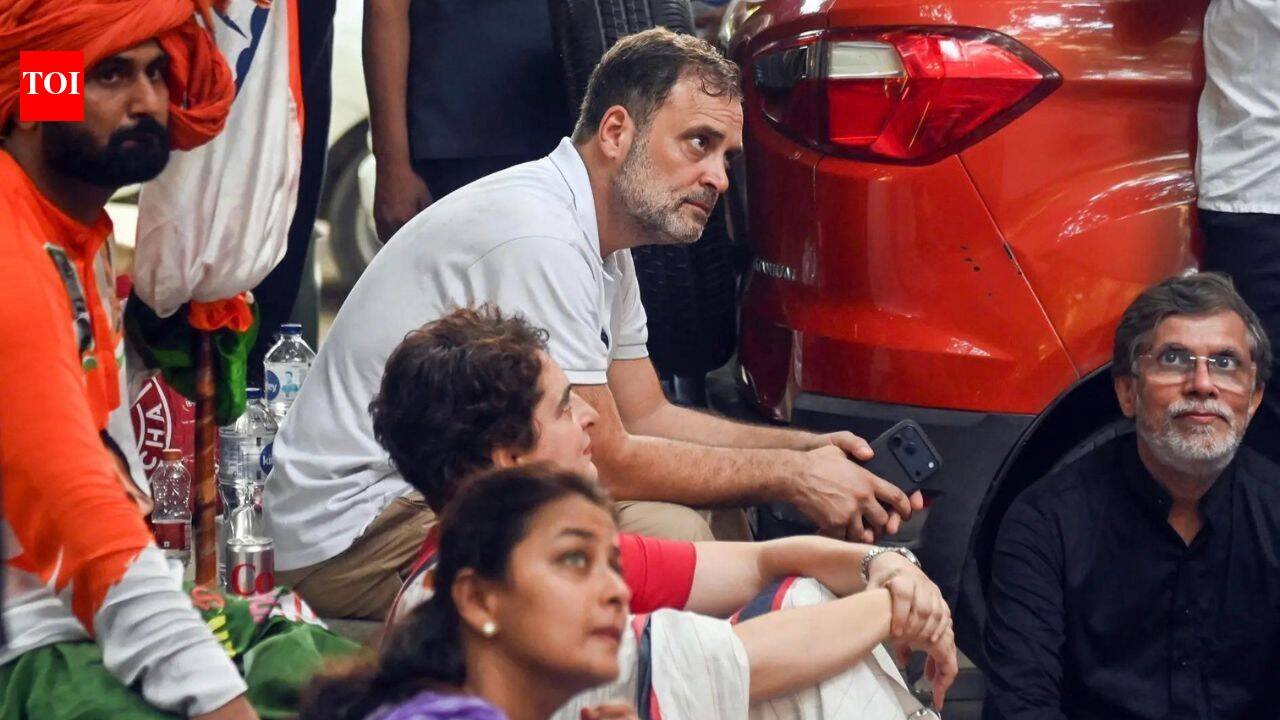 'No meeting request received from any party': EC officials as Rahul, Priyanka refuse to leave 'protest site'