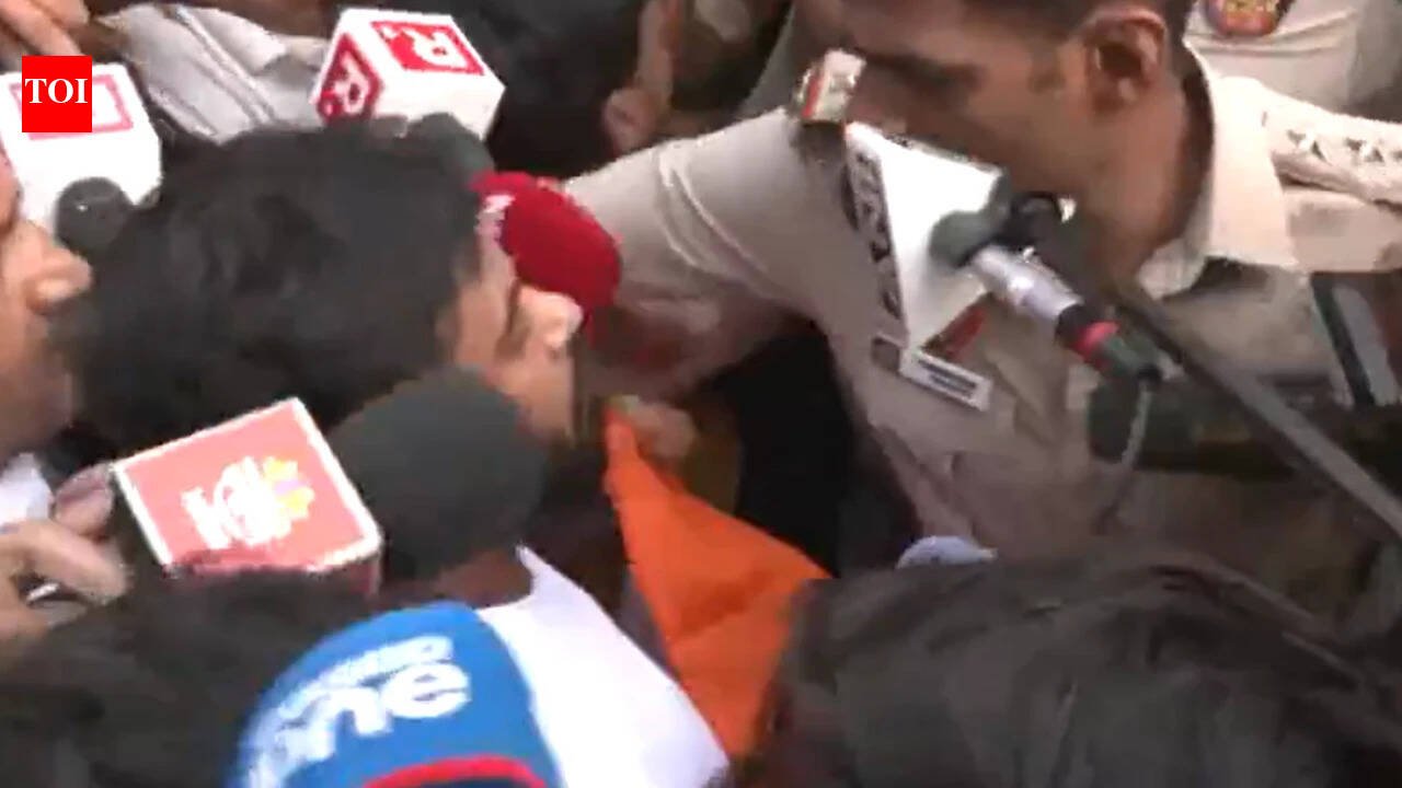 'I am alone': CJP's Dipke argues with cops during detention ahead of Tiranga march - watch